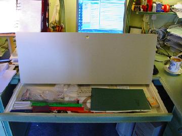 PencilDrTrayLifted270